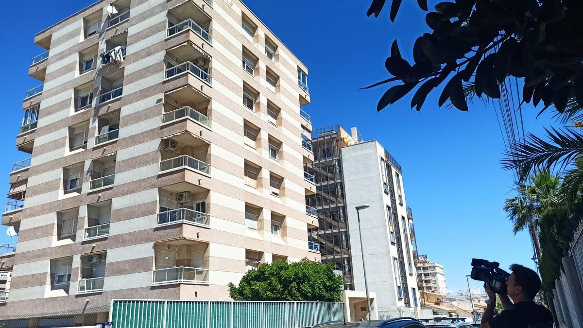 Edificio de Torrevieja en el que se ha producido la muerte de la niña de 3 años