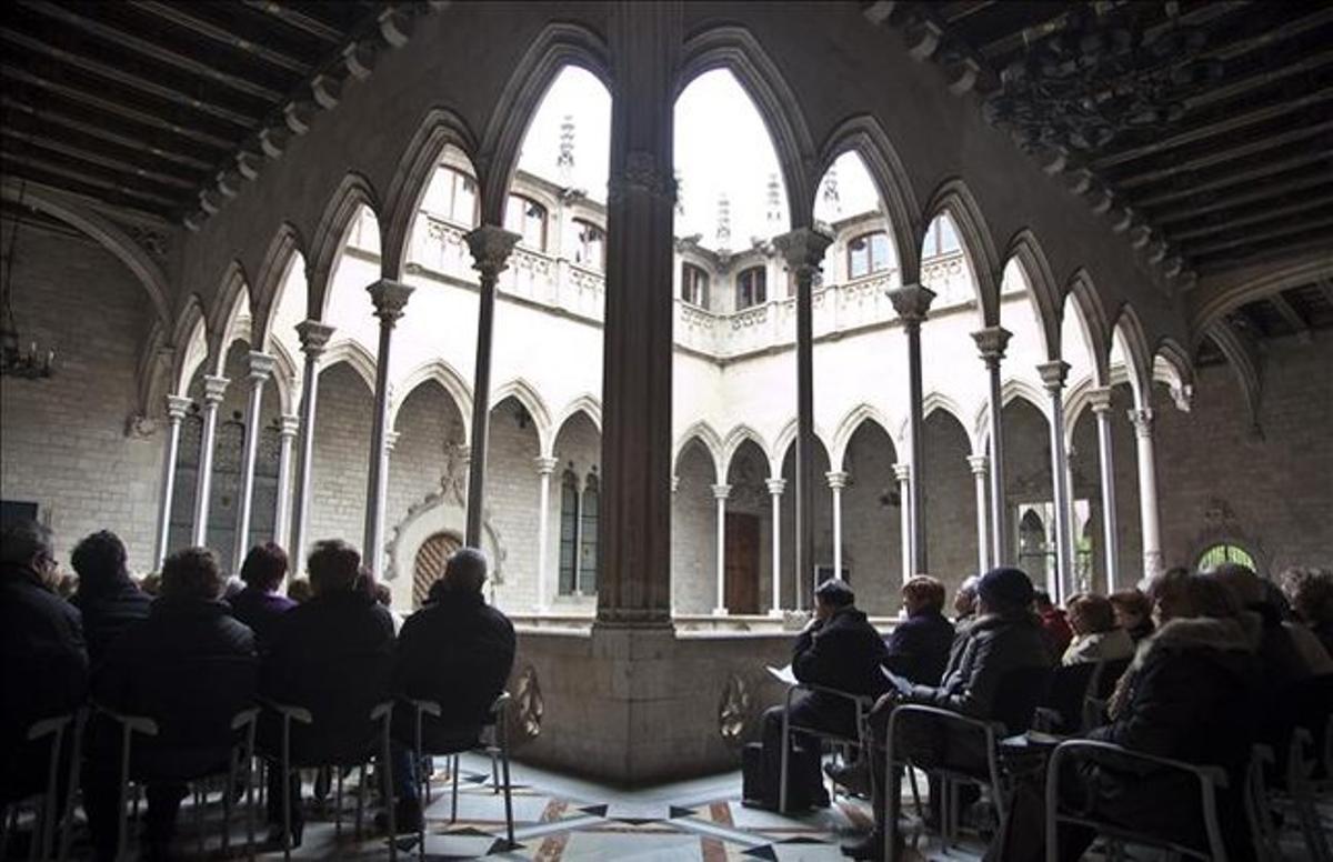 Attending a Carrillón concert at the Palau de la Generalitat.