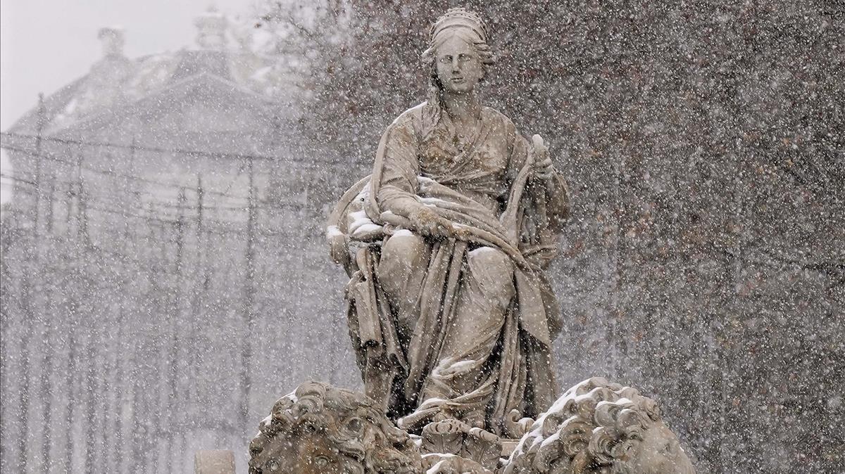 La fuente de la Cibeles, en Madrid, durante una nevada.