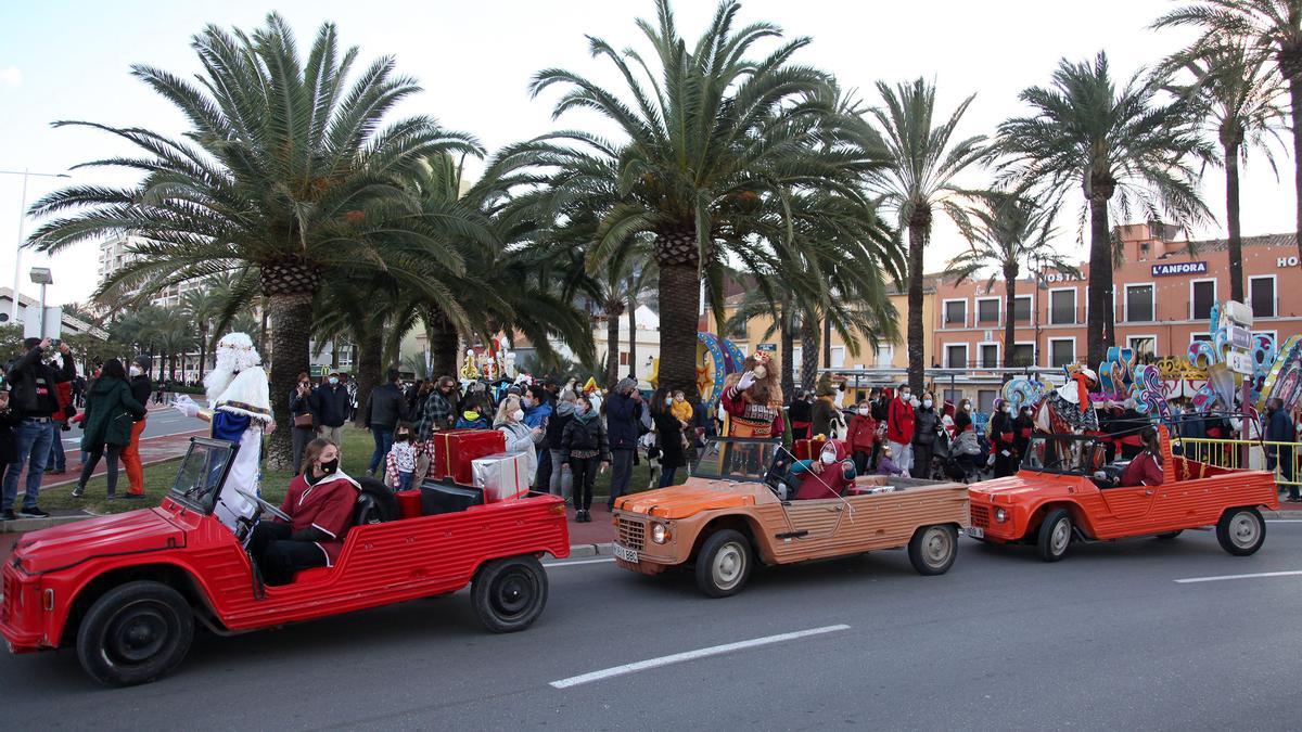 Los reyes magos han recorrido Dénia con unos Meharis para saludar a todos aquellos que están confinados