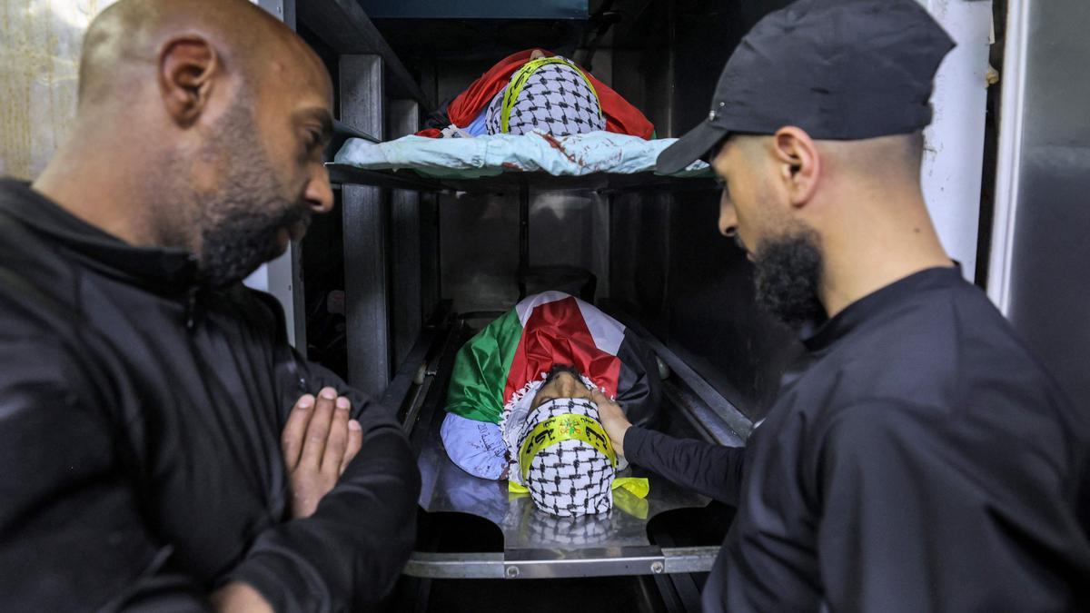 Dos de los tres palestinos fallecidos a manos de las fuerzas israelís, trasladados a la morgue de Balta, a las afueras de Nablus.