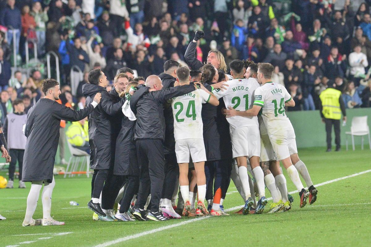 La plantilla del Elche disfruta de su merecido premio