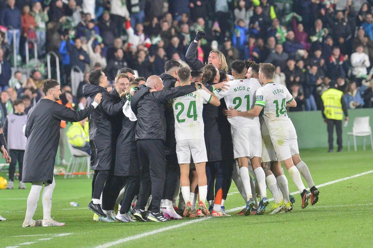 Beccacece y sus jugadores celebran el gol de Mourad, el pasado viernes ante el Burgos