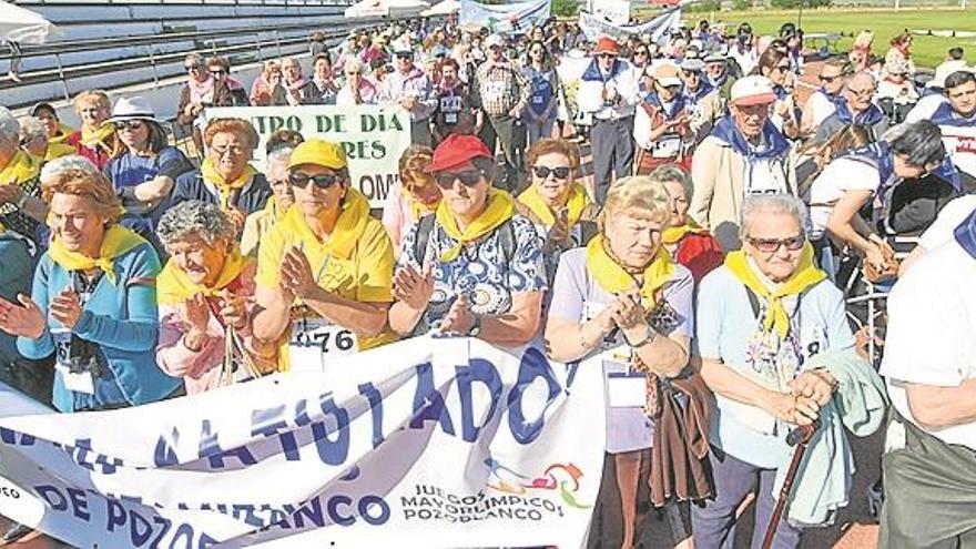 Los II Juegos Mayorlímpicos reúnen en las pistas de atletismo de la ciudad deportiva a 178 personas mayores