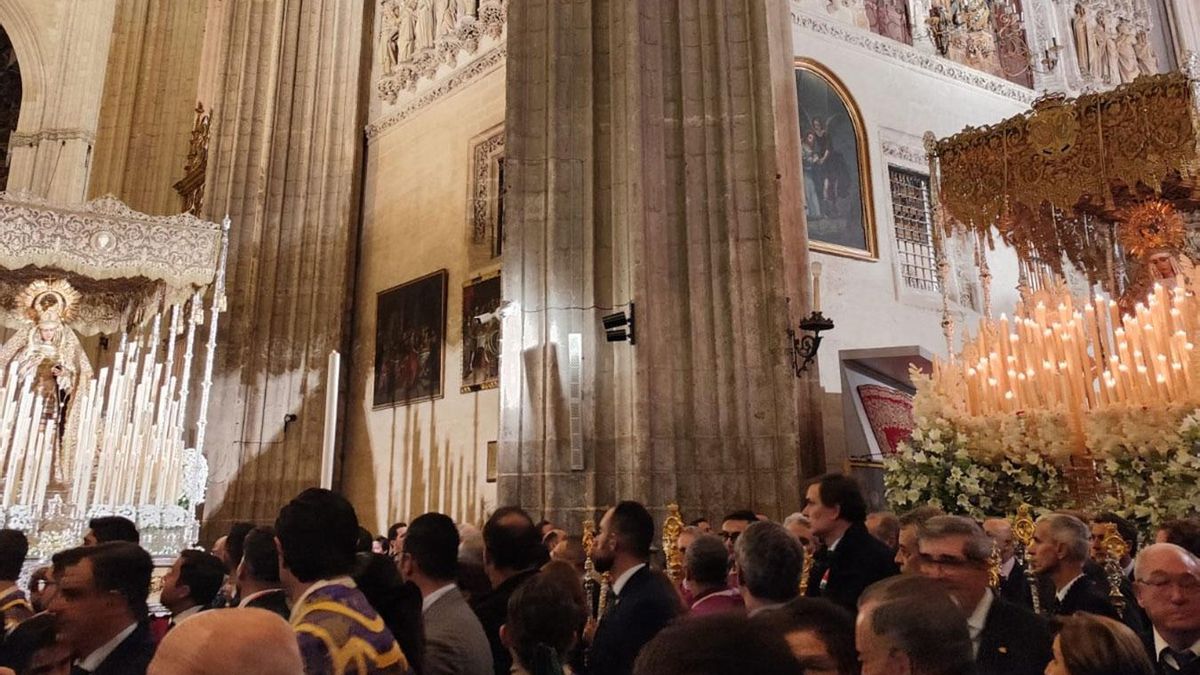 La Esperanza de Triana saluda a la Virgen del Socorro, de la Hermandad del Amor, que se encuentra en la Catedral para participar en la exposición "Sedes Hispalensis: Fons Pietatis. La Catedral de Sevilla, Fuente de Piedad"