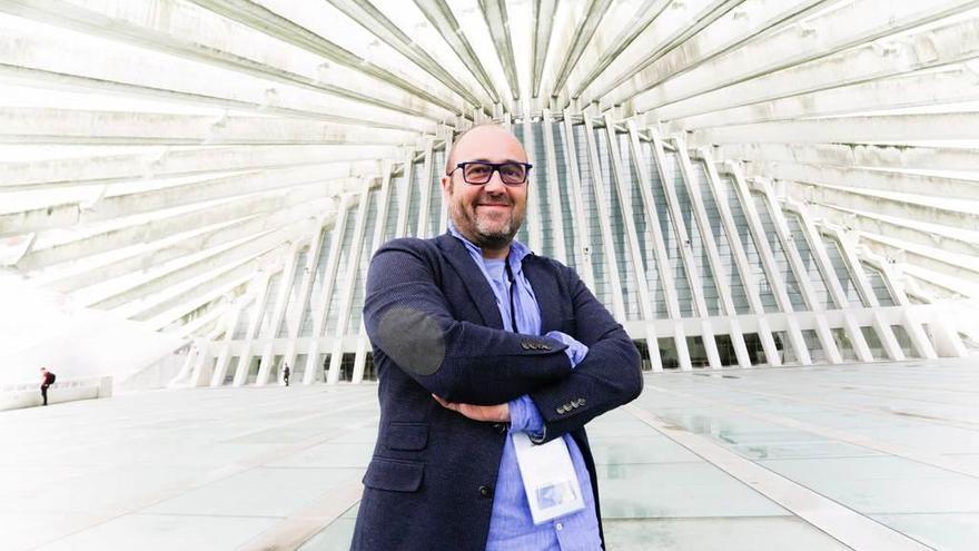 Emilio Carrizosa, ayer, delante del Palacio de Congresos de Oviedo.