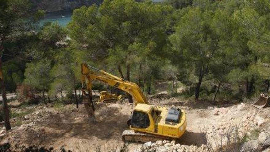 Obras de desmonte paralizadas en Benirràs en 2009.