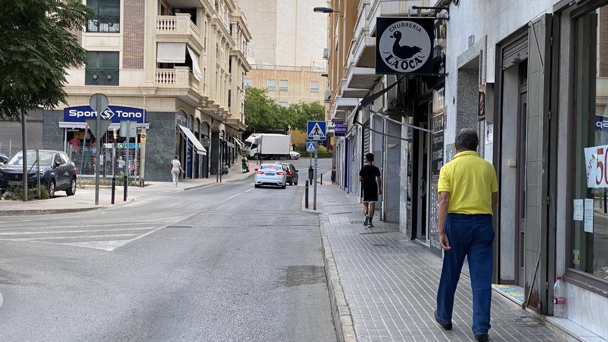 Una calle de Crevillent con varios establecimientos comerciales.