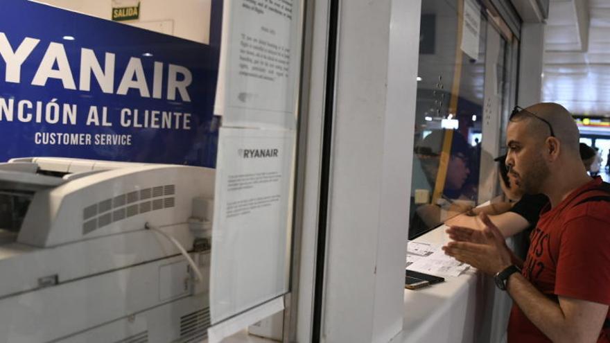 Un hombre, en el mostrador de atención al cliente de Ryanair.