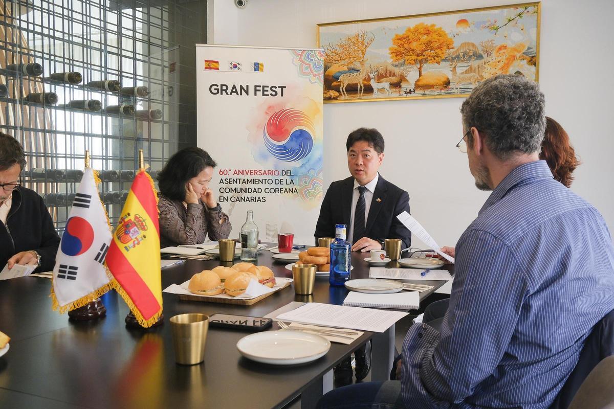 El cónsul de Asuntos Marítimos y Pesca, Doyeon Kim, presenta el programa del Gran Fest