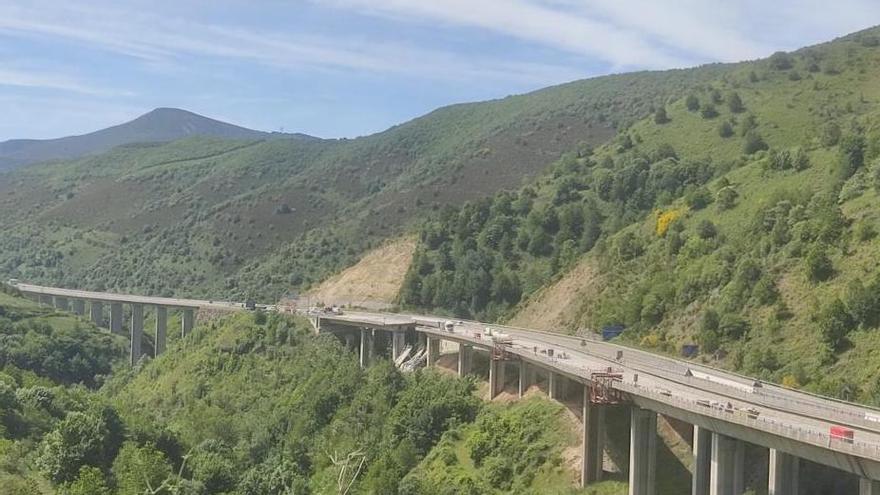 Desprendimiento del viaducto de la A-6 en el límite de las provincias de Lugo y León.