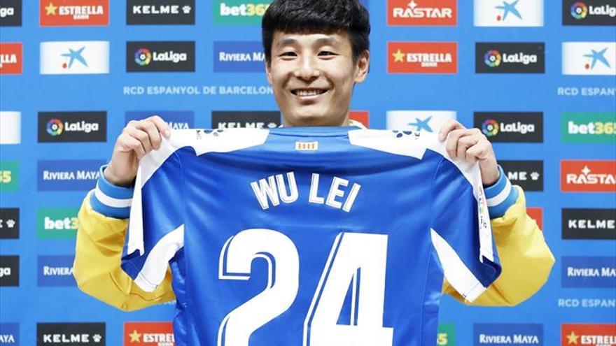 El Espanyol presenta al delantero chino Wu Lei