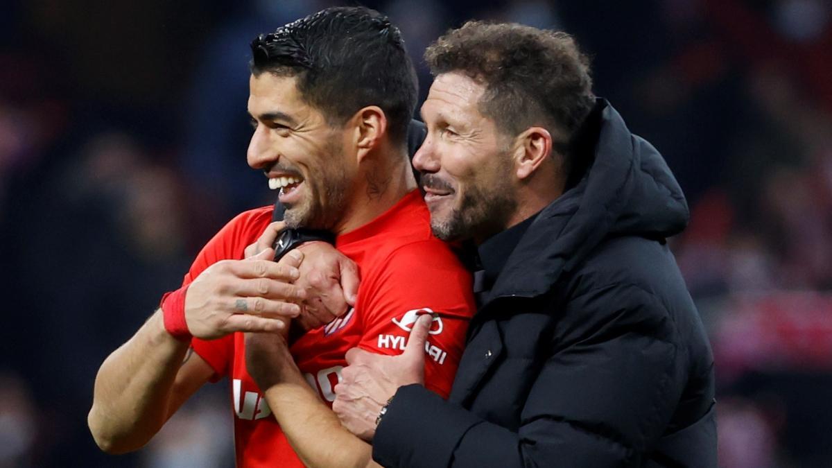 Diego Simeone celebra con Luis Suárez la victoria del Atlético ante el Valencia