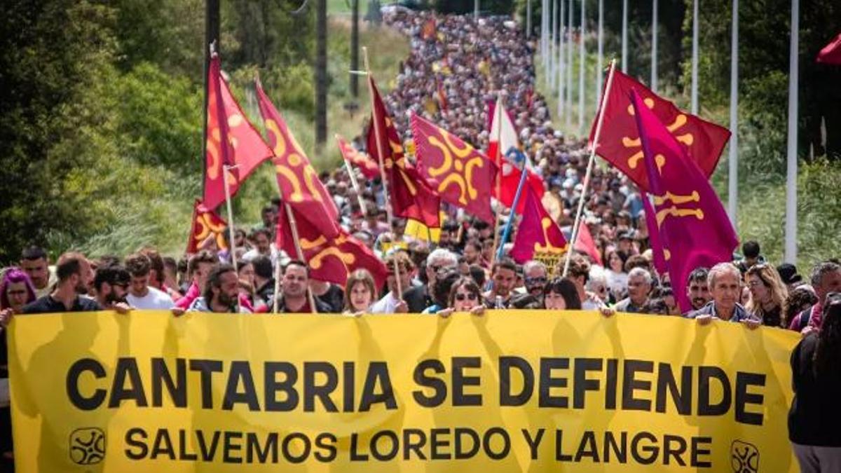 Manifestantes en Loredo denunciando &quot;la masificación turística&quot; en Cantabria.