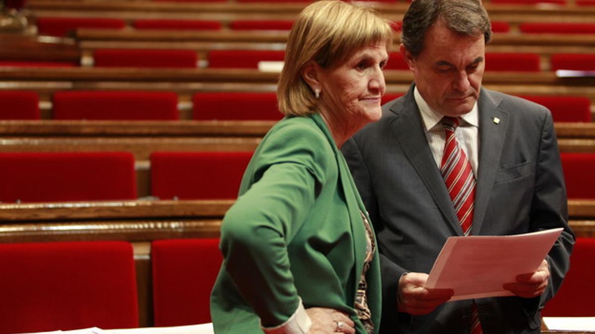 Núria de Gispert y Artur Mas, en el Parlament.
