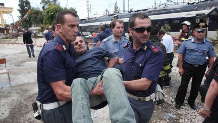 Un muerto y una treintena de heridos al descarrilar un tren de cercanías en Italia