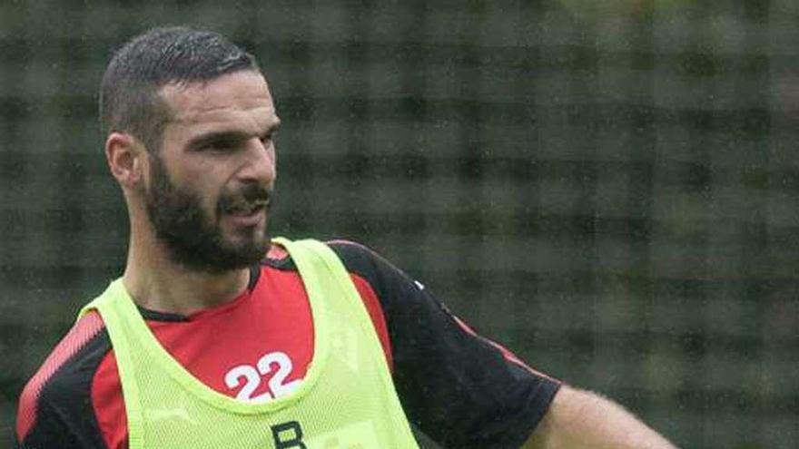 Lombán, en un entrenamiento con el Eibar.