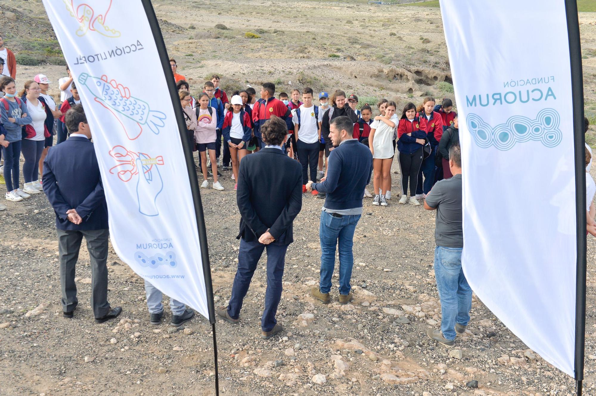 Los alumnos del Saulo Torón limpian la playa de Aguadulce