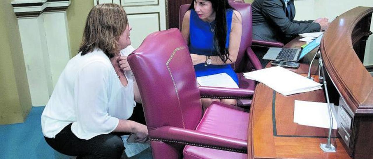 Las diputadas Beatriz Calzada (izquierda), de CC, y Melodie Mendoza, de ASG, en un pleno del Parlamento.