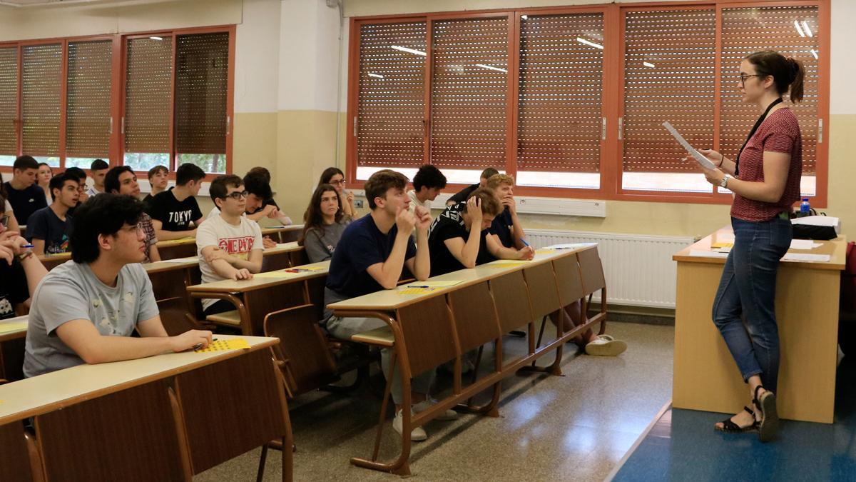 Estudiantes a punto de empezar la selectividad en la facultad de Biologia de la Universitat de Barcelona
