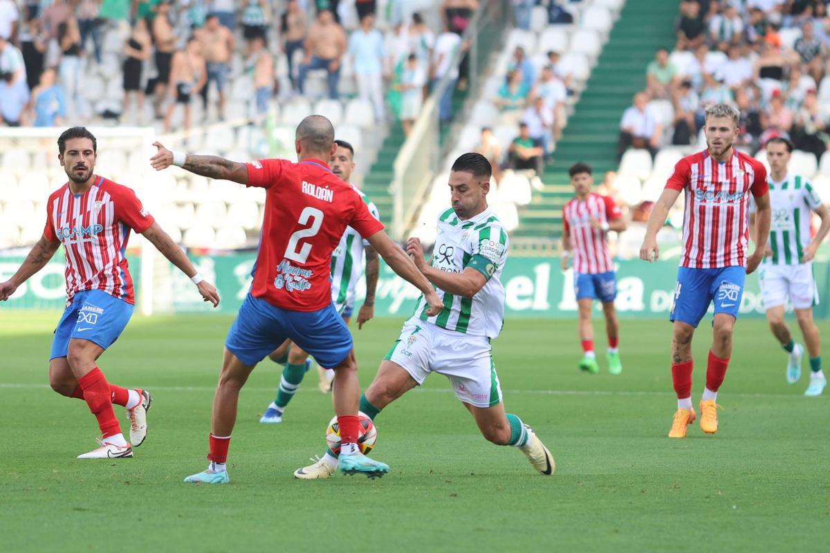 Kike Márquez, durante una jugada del encuentro entre el Córdoba CF y el Algeciras.