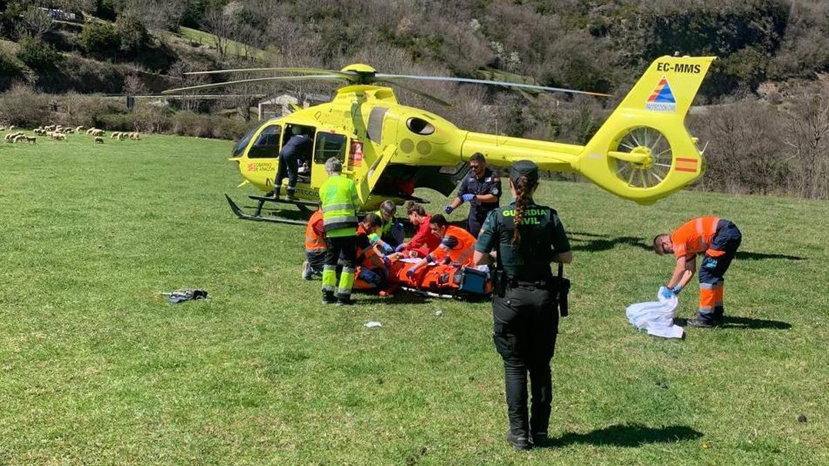 Los servicios de emergencia evacúan al joven accidentado.