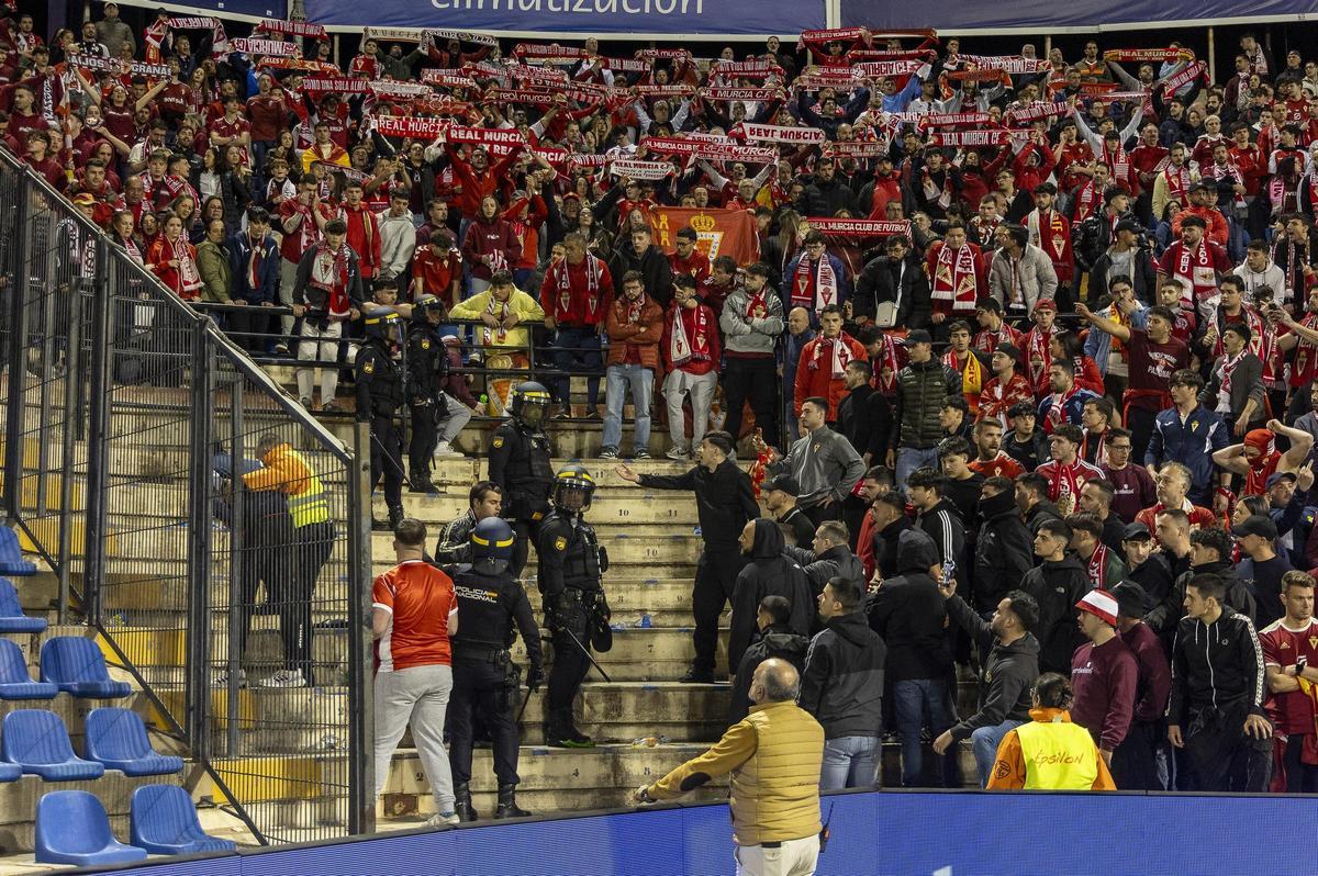La hinchada del Real Murcia, en el fondo sur del Rico Pérez, la pasada temporada.