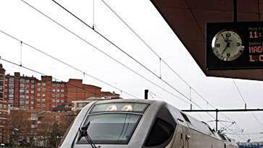 Tren de alta velocidad en la estación de Zamora.