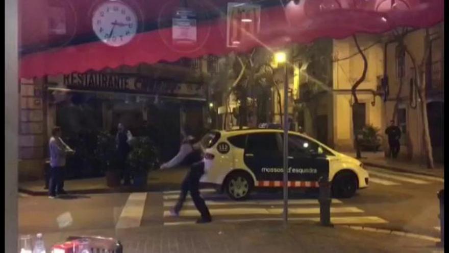 Espectacular detención de los Mossos a un hombre que amenazaba con cortarse las venas