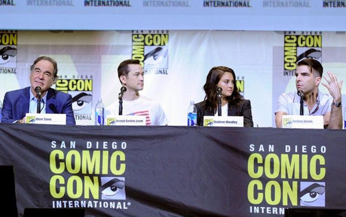 Oliver Stone, Joseph Gordon-Levitt, Shailene Woodley y Zachary Quinto, en la rueda de prensa de la presentación de Snowden en la Comic-Con de San Diego.