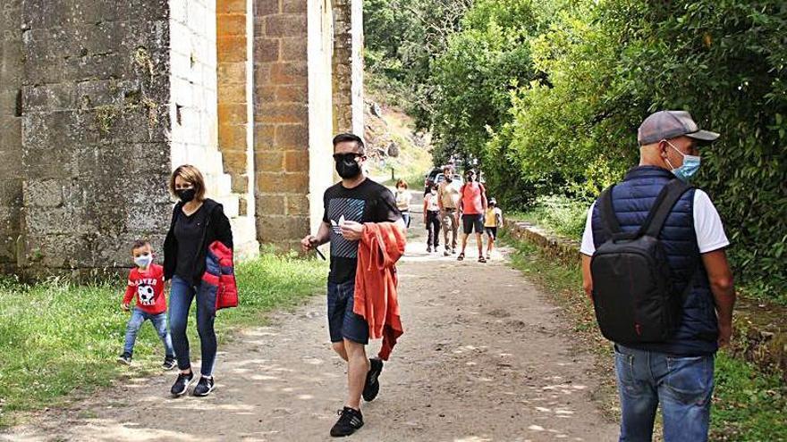 Turistas en el exterior del cenobio silledense.   | // BERNABÉ/ANA AGRA