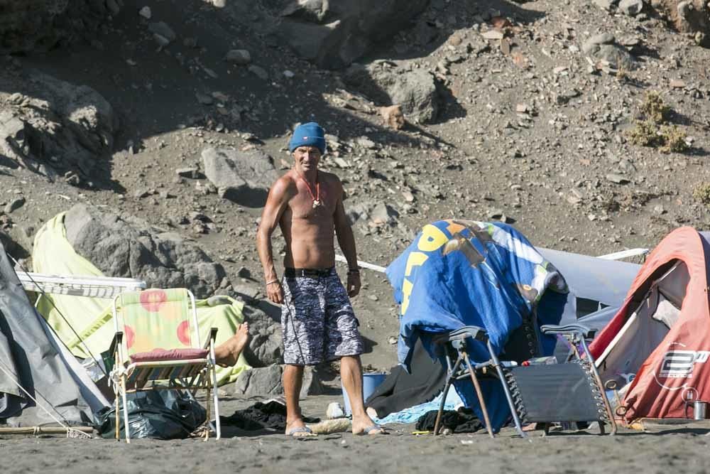 Hallan en la playa de Los Palos una zodiac