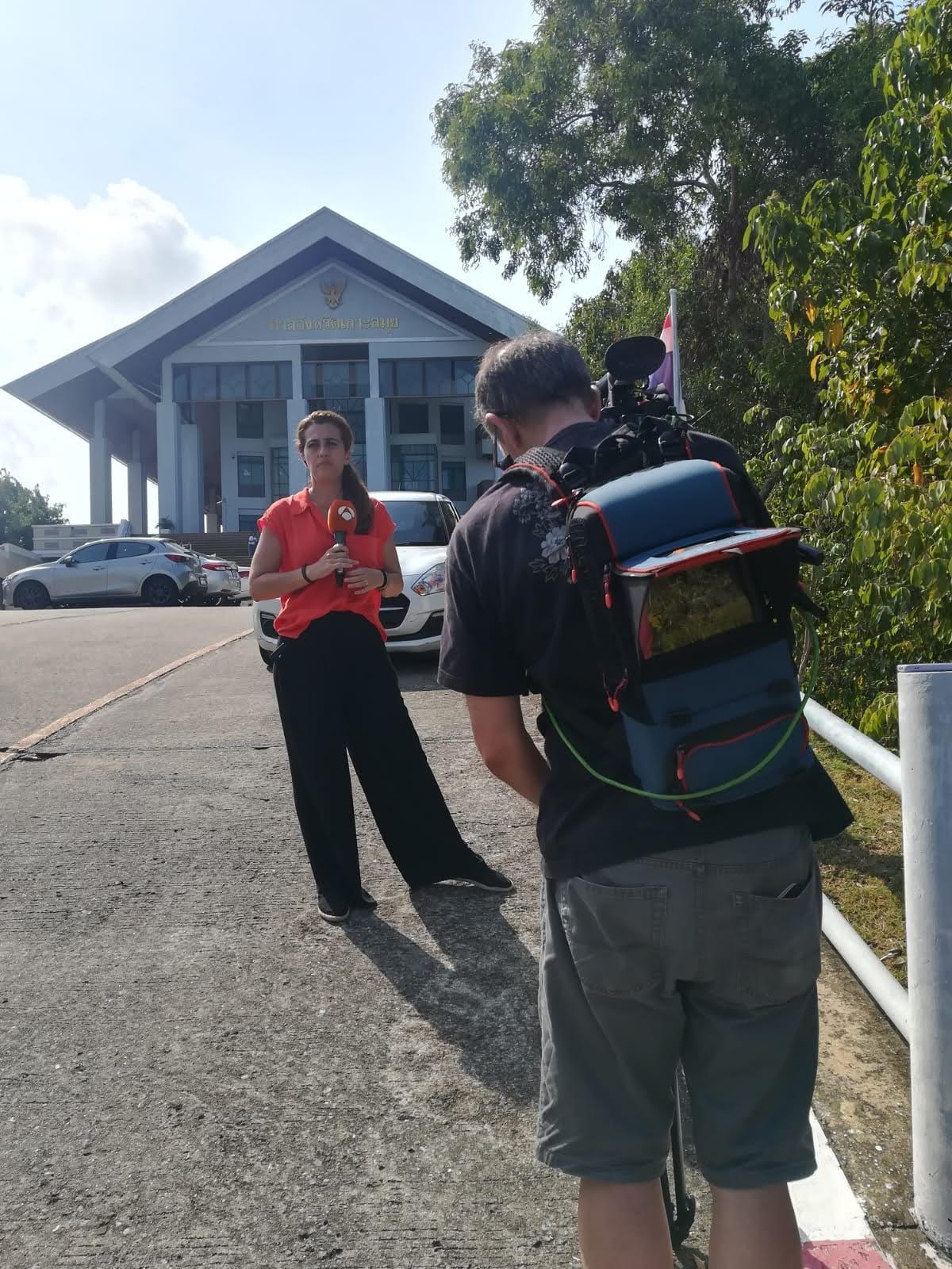 Susana Román, delante del tribunal provincial de Koh Samui, donde se ha celebrado el juicio de Daniel Sancho