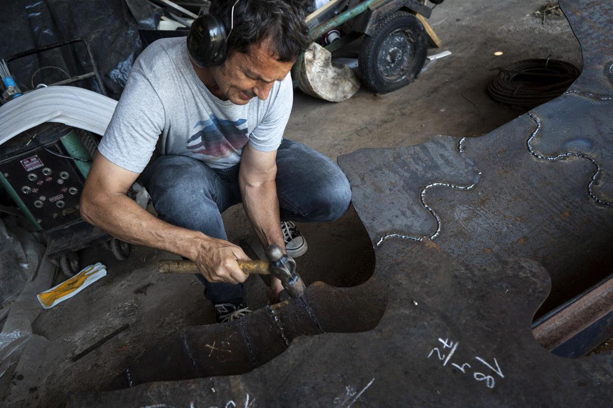 L'artista Marc Sellarès treballant en l'escultura que s'inaugurarà el juliol
