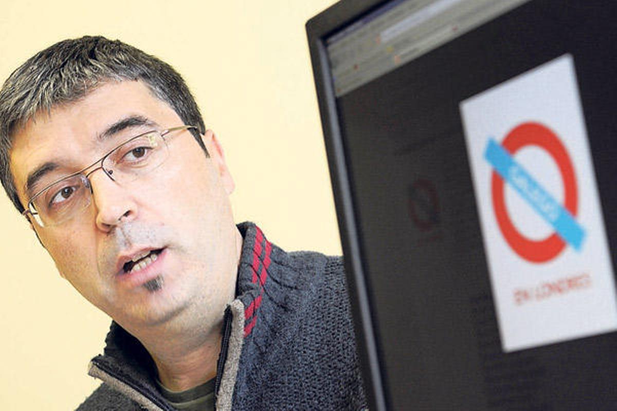 Xaime Varela diante do logotipo creado polo deseñador gráfico de Nokia, Iván Mato. // Bernabé/Javier Lalín