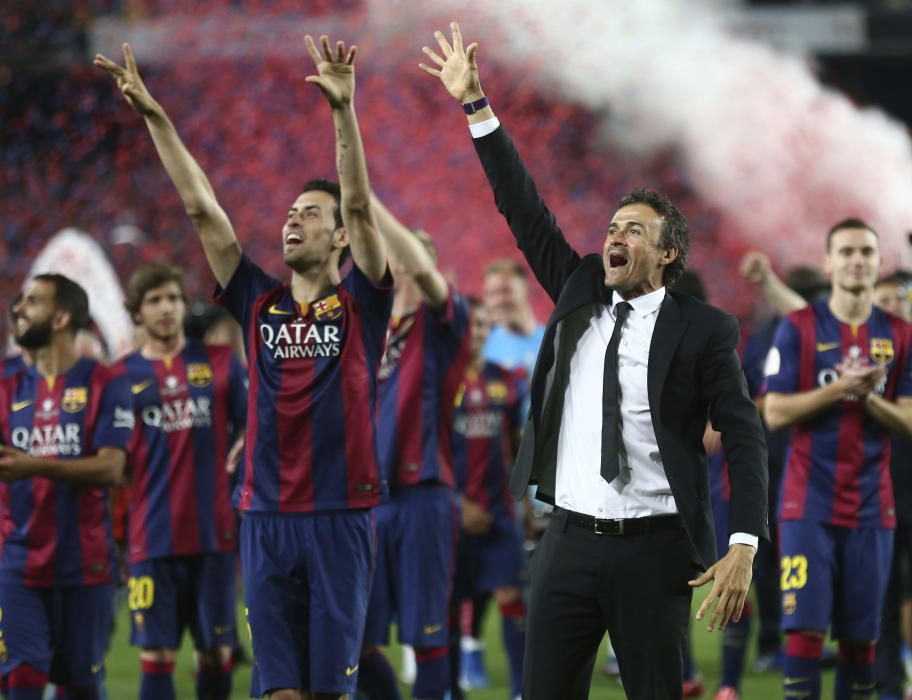 Luis Enrique y sus jugadores tras vencer al Athletic de Bilbao en la final de la Copa del Rey de fútbol disputada en mayo de 2015 en Barcelona.