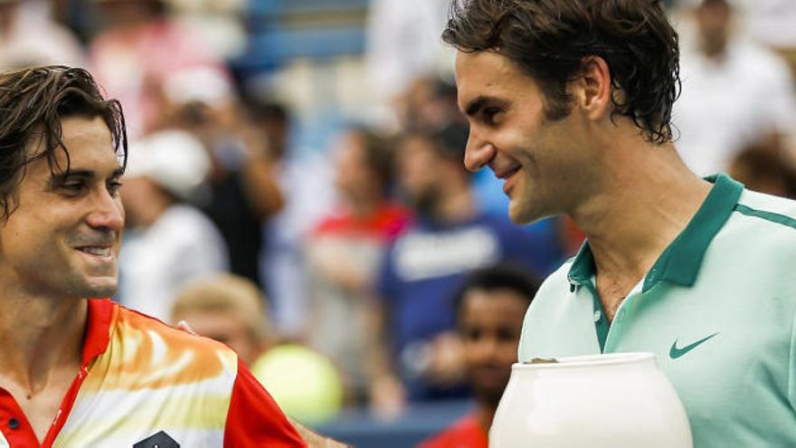 Ferrer y Federer charlan durante la entrega de premios de Cincinnati