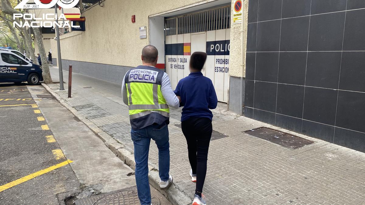 Un policía nacional lleva detenida a la presunta de estafadora de hoteles de lujo.