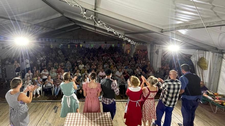 Ferrero abre sus fiestas con el teatro de casa y una carpa abarrotada para arropar el estreno de "Les desventures de Xuaco"