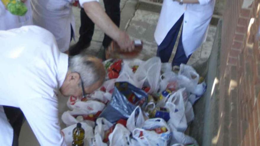 Voluntarios recogen alimentos donados por el Club Vino de Toro Caja Rural Softoro tras un Cross.