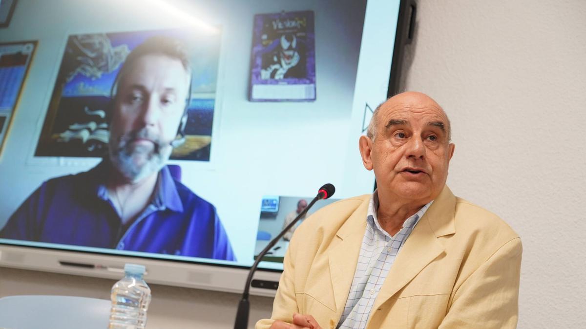 Antonio Rodríguez, Director de Uned Zamora y, en la pantalla, Pedro Raúl Montoro, ponente del curso.
