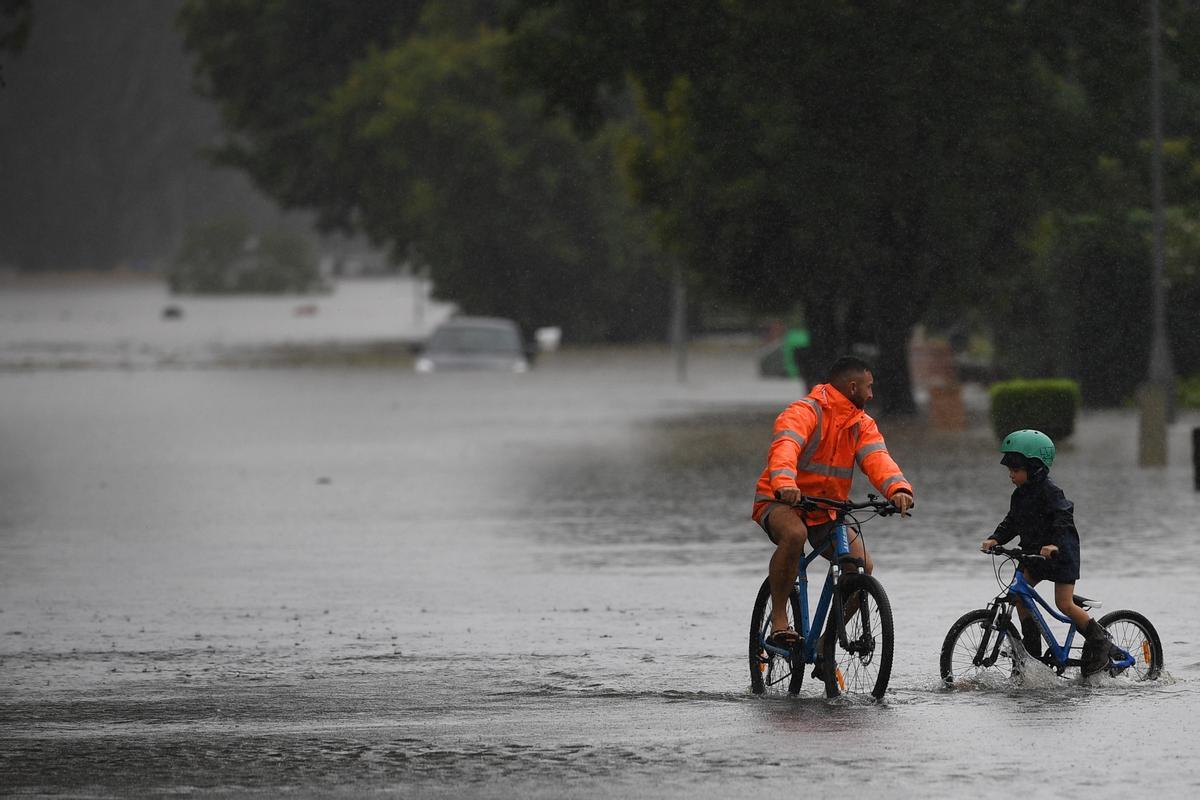 Dos ciclistas atrapados por las inundaciones en Australia