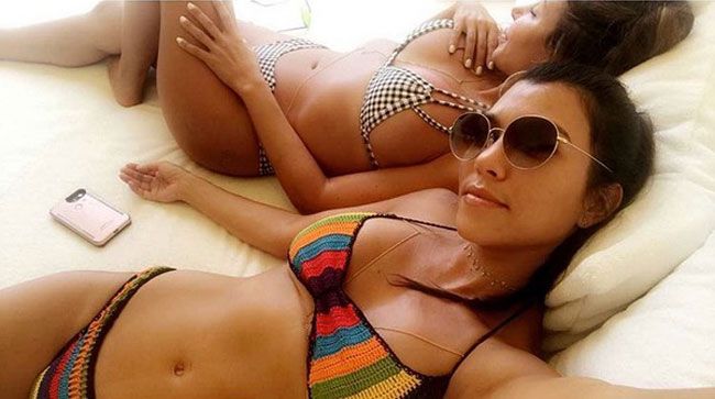 Kourtney Kardashian y Kim Kardashian en bikini en México