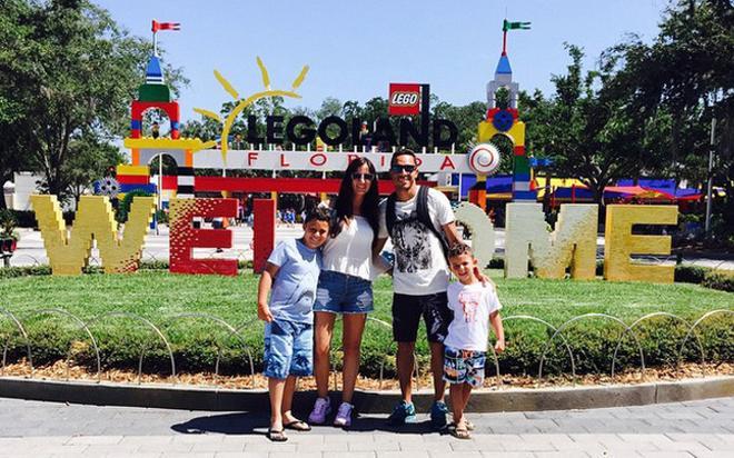 Adriano visita con su familia el parque de Lego