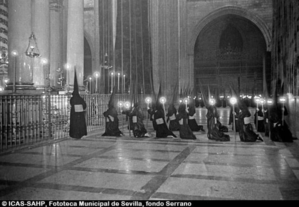 Nazarenos de la Hermandad del Gran Poder ante el antiguo Monumento al Santísimo en la Catedral. 1953 Nazarenos de la Hermandad del Gran Poder ante el antiguo Monumento al Santísimo en la Catedral. 1953
