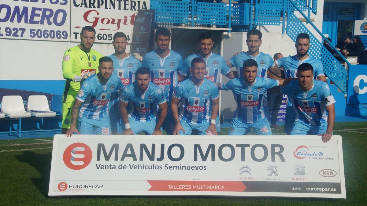 Equipo del Coria el pasado domingo ante el Melilla.