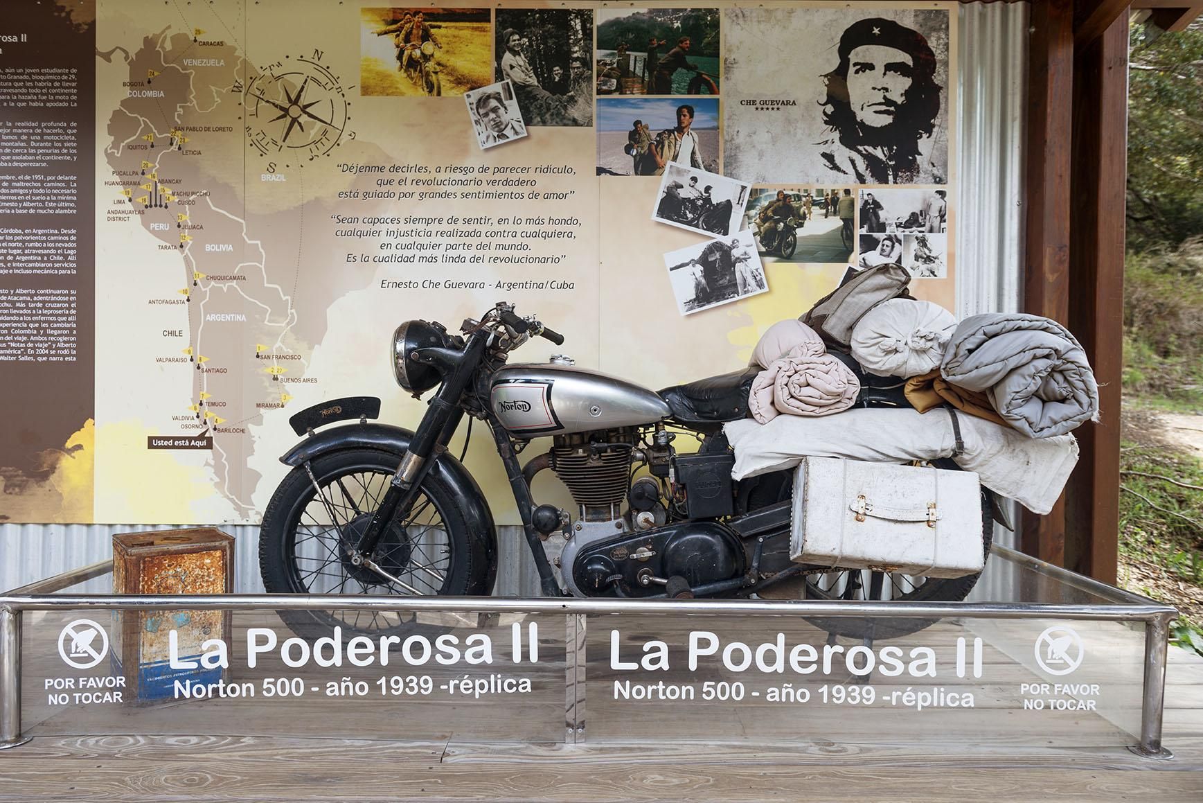 Réplica de La Poderosa II en una parada del embarcadero del lago Frías.
