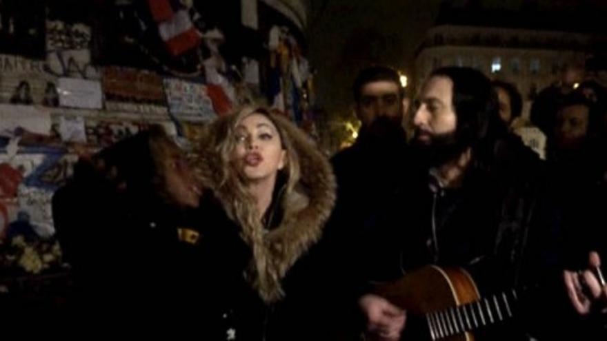 Madonna canta por sorpresa en la Plaza de la República de París