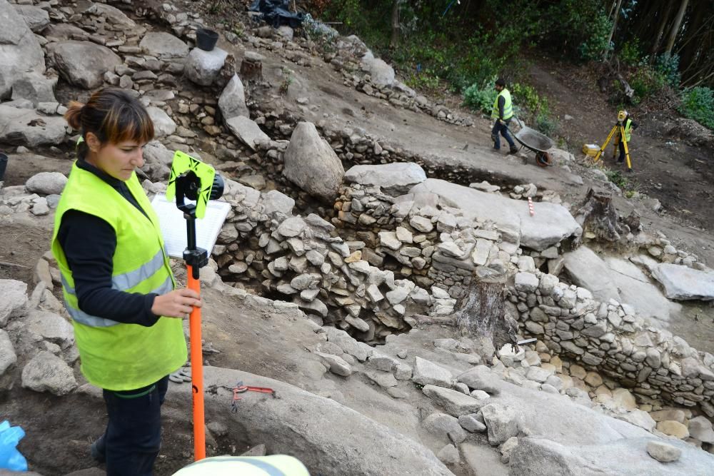 Las obras del Corredor destapan una escultura antropomorfa en Domaio