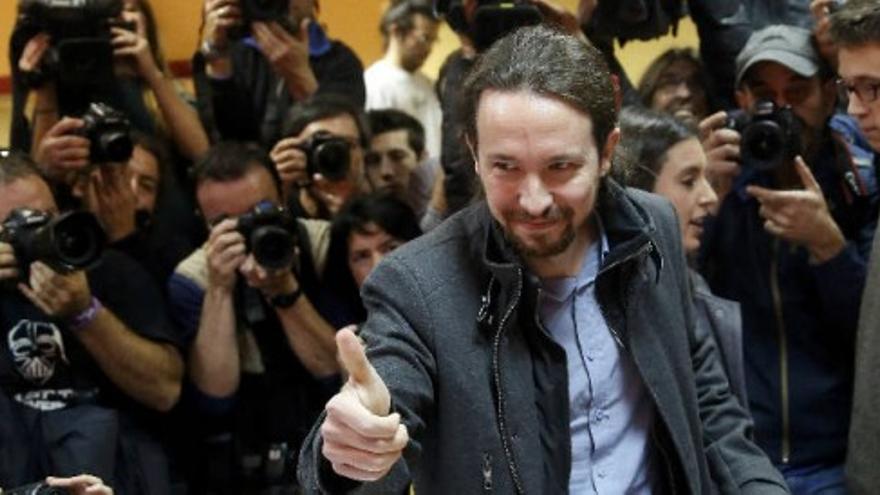 Iglesias vota en Vallecas visiblemente sonriente